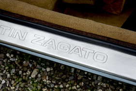 Aston Martin V8 Vantage Zagato (1983) - der Karosseriebauer wurde auf der Türschwelle verewigt