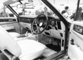 Aston Martin V8 Volante (1978) - Präsentation am Autosalon von Birmingham im Jahr 1978 - endlich wieder ein offener Aston