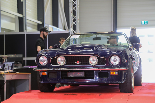 Aston Martin V8 Volante Vantage Specification (1981) - als Lot 19 an der Swiss Classic World Versteigerung der Oldtimer Galerie Toffen in Luzern am 3. Juni 2023