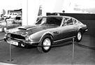 Aston Martin V8 - statt Benzineinspritzung nun mit vier grosskalibrigen Weber-Doppelvergasern; in der Schweiz 88'500 Franken teuer - am Genfer Automobilsalon 1974