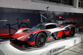 Aston Martin Valkyrie (2024) - mit Fahrradträger und Rennrad auf dem Dach - 38. Auto Zürich 2025