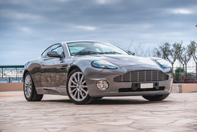 Aston Martin Vanquish (2003) - Lot 258 an der RM/Sotheby's Monaco Versteigerung am 10.11. Mai 2024