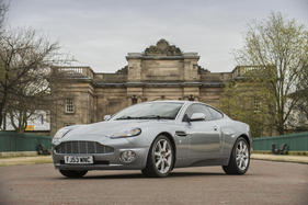 Aston Martin Vanquish Coupe (2004) - angeboten als Lot 230 an der Aston Martin Werksversteigerung von Bonhams am 9. Mai 2015