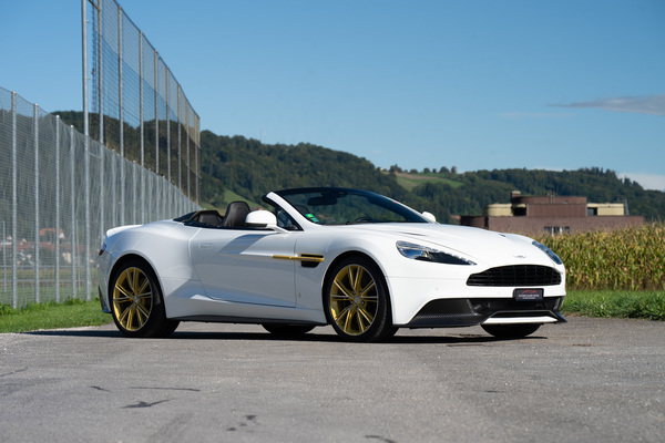 Bild: Aston Martin Vanquish Volante 60th Anniversary (2015) - als Lot 80 an der Versteigerung "Klassische Automobile & Motorräder" der Oldtimer Galerie in Toffen am 18. Oktober 2025