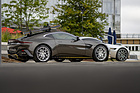 Bild: Aston Martin Vantage 007 Edition (2021) - Ski auf dem Dach und gelbe Akzente sind eine Reminiszenz an den Timothy-Dalton-Film "Der Hauch des Todes" von 1987