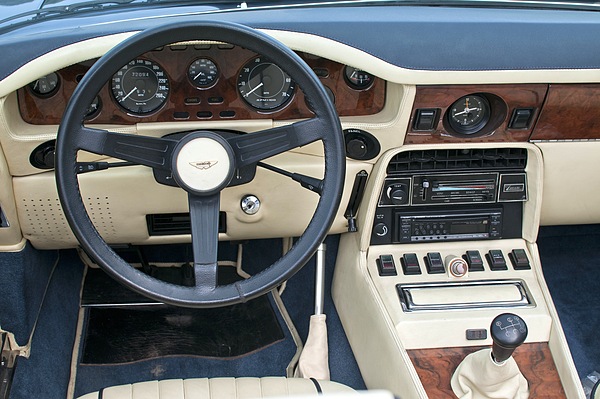 Aston Martin Vantage Volante (1981) - sportlich-elegantes Armaturenbrett