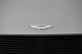 Aston Martin Virage (1990) - Aston-Markenzeichen auf dem Bug