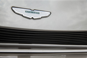 Aston Martin Virage (1990) - Aston-Martin-Zeichen auf der Front