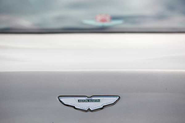 Aston Martin Virage (1990) - Aston-Zeichen auf dem Heck