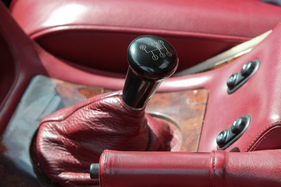 Aston Martin Virage (1990) - Fünfganggetriebe mit dem 1. Gang links hinten