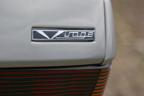 Aston Martin Virage (1990) - Virage-Zeichen auf dem Heck