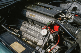 Aston Martin Virage (1990) - Vorserienvariante, der Motor wirkt noch unfertig