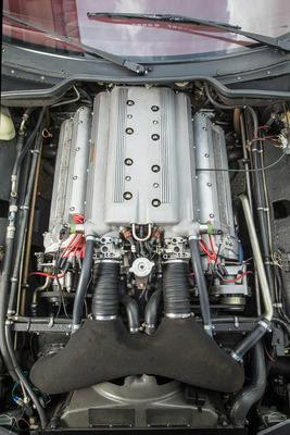 Aston Martin Virage (1990) - der 5,3-Liter-Motor füllt den Motorraum gut aus