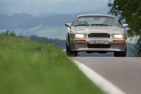 Aston Martin Virage (1990) - flache Front, Breitbandscheinwerfer prägen das Gesicht des Modells