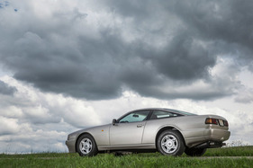Aston Martin Virage (1990) - keilförmige Linienführung