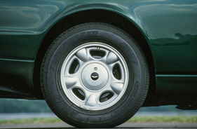 Aston Martin Virage (1990) - mit Avon Turbospeed der Breite 255 mm