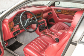 Aston Martin Virage (1990) - viel Connolly-Leder, etwas Holz im Cockpit