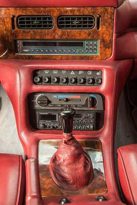 Aston Martin Virage (1990) - viele Knöpfe aus dem Ford-Ersatzteillager