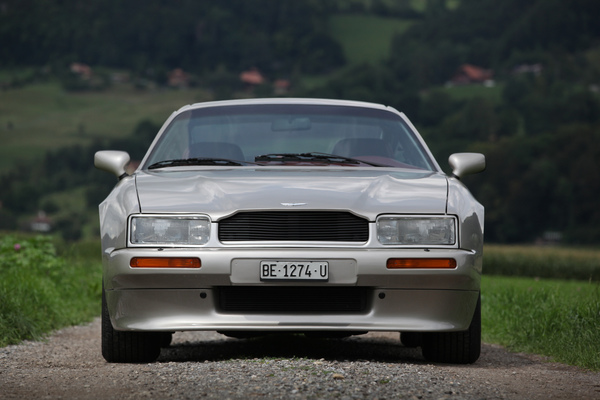 Aston Martin Virage (1990) - wuchtig - knapp über 1,85 m breit