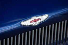 Aston Martin Virage Prototype (1986) – Ähnlich, aber nicht gleich: Lagonda-Emblem mit rotem Akzent und anderem Flügelprofil