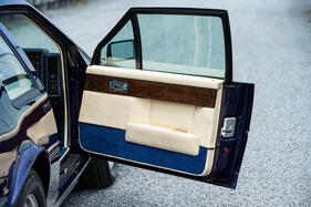 Aston Martin Virage Prototype (1986) – Dreigeteilte Türverkleidung in Holz, Leder und Teppich