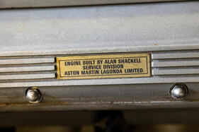 Aston Martin Virage Prototype (1986) – Ein Mann, ein Motor: Plakette mit dem Namen des Monteurs als Qualitätsversprechen