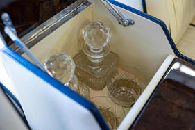 Aston Martin Virage Prototype (1986) – Integrierte Bar mit geschliffenen Karaffen und Gläsern