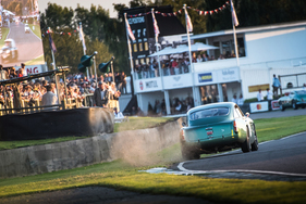 Aston Martin sehr ambitioniert in die Kurve - Goodwood Revival 2019