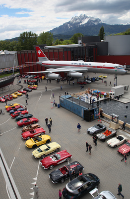 Bild: Attraktiver Parkplatz in der Arena des Verkehrshauses Luzern - Kunststoffauto-Treffen Fantastic Plastic 2014