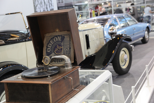 Attraktives Standelement - ein Plattenspieler von anno dazumals beim Citroën - Rétromobile 2015