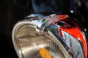 Auburn 851 Supercharged Boattail Speedster (1935) - Auch der Scheinwerfer ist ein Designerstück