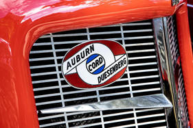 Auburn 851 Supercharged Boattail Speedster (1935) - Drei Marken im Logo