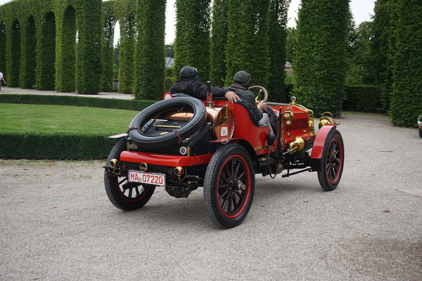 Auch Automobile der Frühzeit wie dieser De Dion Bouton werden gezeigt