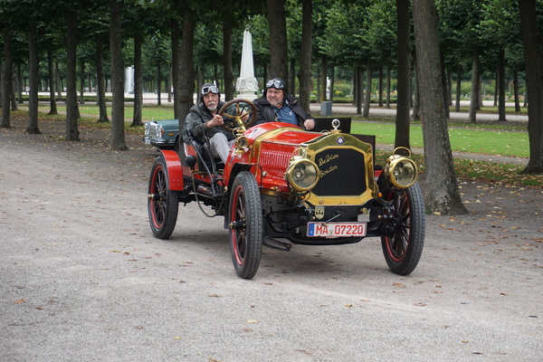 Bild Auch Automobile der Frühzeit wie dieser De Dion Bouton werden gezeigt