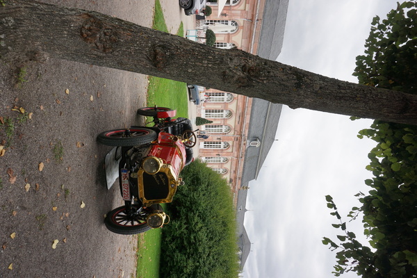 Auch Automobile der Frühzeit wie dieser De Dion Bouton werden gezeigt