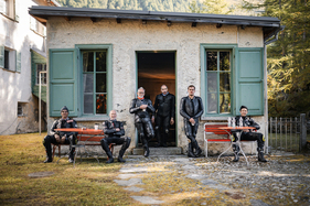 Auch Biker sind mit einem guten Querschnitt an Marken und Modellen von historischen Motorrädern am Start – hier bei einer Tiefenentspannung vor der Auffahrt – Bernina Gran Turismo 2025 Auch Biker sind mit einem guten Querschnitt an Marken und Modellen von historischen Motorrädern am Start – hier bei einer Tiefenentspannung vor der Auffahrt – Bernina Gran Turismo 2025