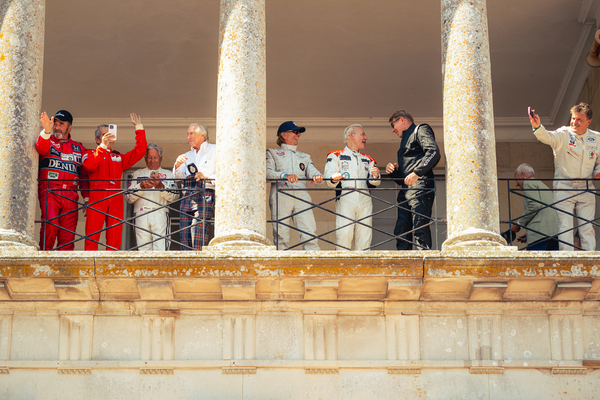 Auch Champions fotografieren - F1-Rennfahrer auf dem Balkon des Goodwod House - Goodwood Festival of Speed 2025
