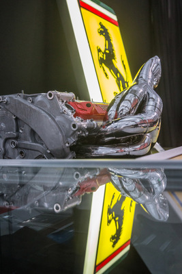 Auch Ersatzteile wurden versteigert, wie dieser Ferrari V10 - RM/Sotheby's Versteigerung in Paris am 5. Februar 2020