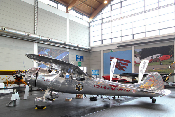 Auch Flugzeuge - Cessna 195 Businessliner aus dem Jahr 1949 - Motorworld Classics Bodensee 2019