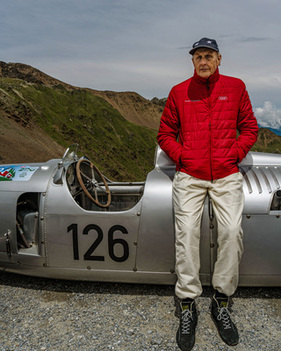 Auch Helden brauchen Verschnaufpausen: Strietzel Stuck nach seinem Ritt zum Stilfser Joch. Am 1.1.1951 kam er zur Welt, von 1974 bis 1979 startete bei insgesamt 74 Grand-Prix-Rennen.