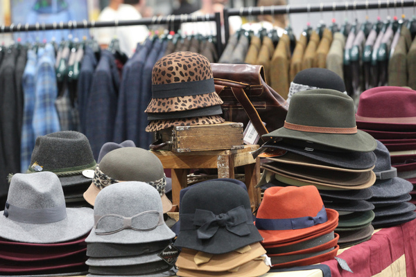 Auch Hüte wurden angeboten - Bremen Classic Motorshow 2019