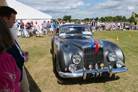 Auch Jonathan Lyons, der seinen 70 Jahre alten Bentley Continental seit 50 Jahren besitzt, wird für sein Fahrzeug gewürdigt