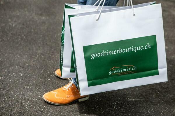 Auch Kleidung wird angeboten in der Boutique