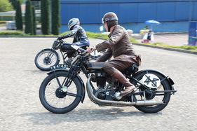 Auch Motorräder, hier eine Sunbeam, waren Teil des Programms in Safenwil – Emil Frey hat vor mehr als 100 Jahren mit dem Verkauf von Motorrädern angefangen - Oldtimer Grand Prix Safenwil 2025 Auch Motorräder, hier eine Sunbeam, waren Teil des Programms in Safenwil – Emil Frey hat vor mehr als 100 Jahren mit dem Verkauf von Motorrädern angefangen - Oldtimer Grand Prix Safenwil 2025