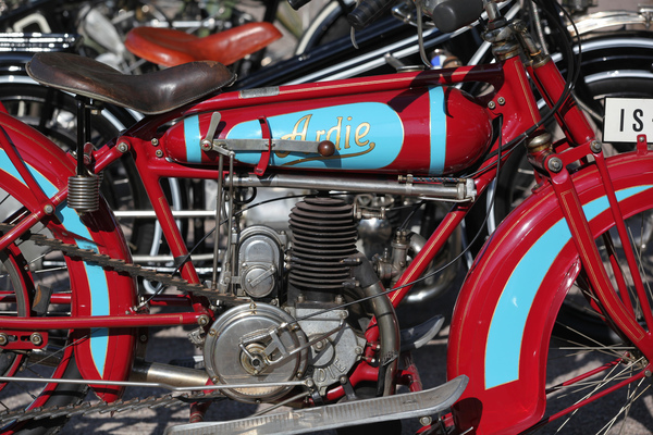 Auch Motorräder im Park, z.B. diese Ardie - Classic-Gala Schwetzingen 2018