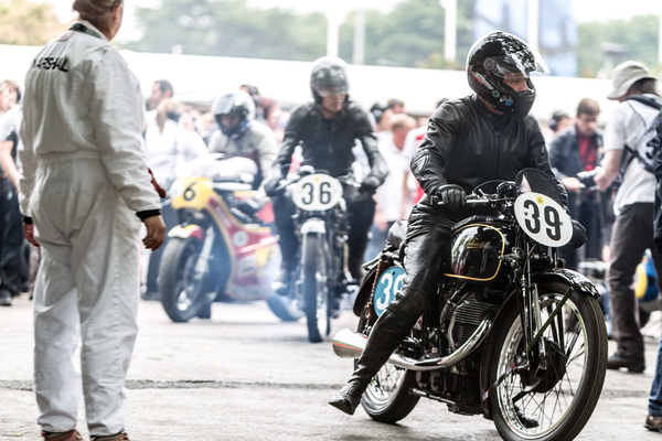 Auch Motorräder rollen auf dem Schlosshügel, hier eine Velocette Works Special - Goodwood Festival of Speed 2014