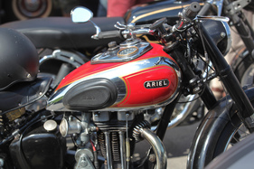 Auch Motorräder wie diese Ariel - British Car Meeting in Mollis am 28. August 2016