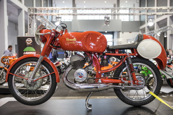 Bild: Auch Motorräder wie diese Benelli Leoncino glänzten um die Wette - Auto e Moto d'Epoca 2016 in Padua