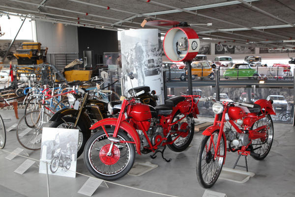 Bild Auch Motorräder wie diese Moto Guzzi spielten am Pass immer eine Rolle - Sonderausstellung "Gotthard" im Pantheon 2016