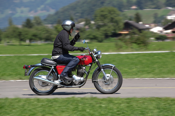 Bild: Auch Motorräder wie diese Norton waren gern gesehen in Mollis - British Car Meeting BCM in Mollis 2019